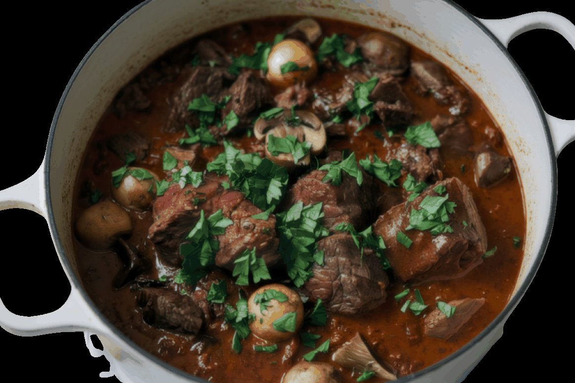 Gusseisentopf mit Rinderschmorbraten, Champignons, Kartoffeln und frischer Petersilie