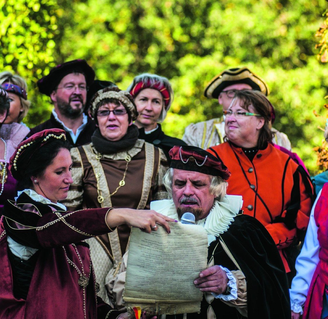 Gruppe in historischen Kostümen beim Verlesen einer Urkunde auf dem Diepholzer Grafensonntag