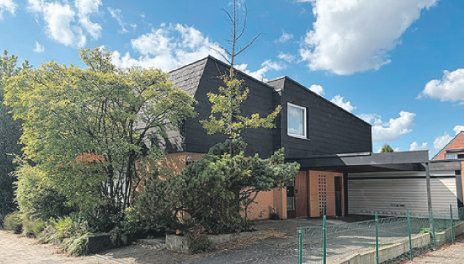 Dunkel verschaltes Architektenhaus mit Carport und Garten am Stadtrand von Nienburg