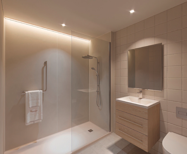 Barrierearme ebenerdige Dusche mit Haltegriff, Glaswand und Holzwaschtisch nach dem Umbau