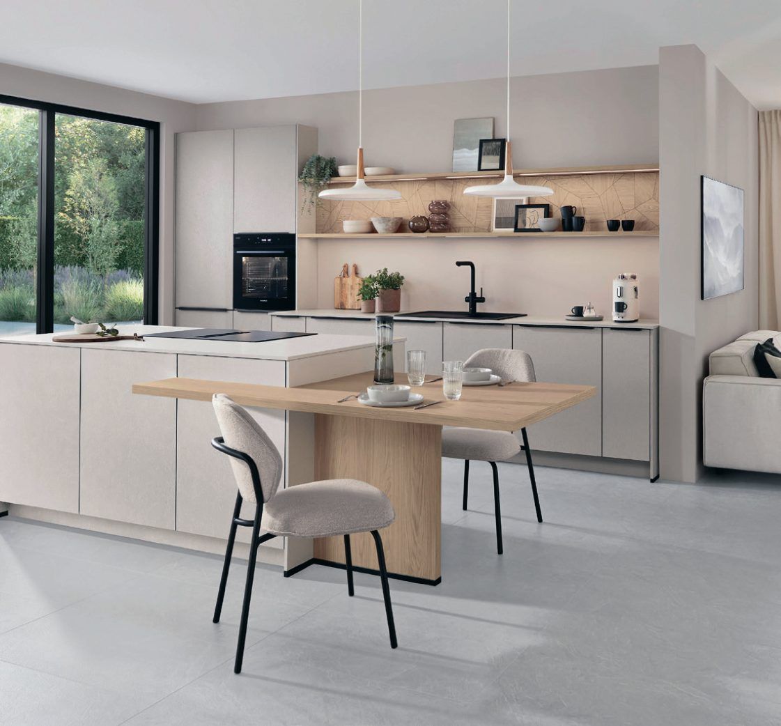 Moderne offene Küche in Beige mit Kochinsel, Holztheke, Esstischplatte und bodentiefem Fenster.