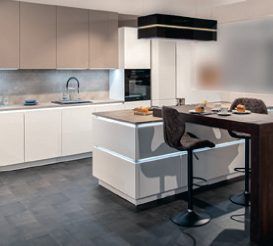 Küche mit Holzfronten, grauen Schränken, schwarzer Arbeitsplatte und Hochschrank-Zeile.