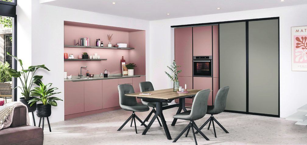 Altrosa Küchenzeile mit Essbereich, Holztisch und Schiebetürschrank
