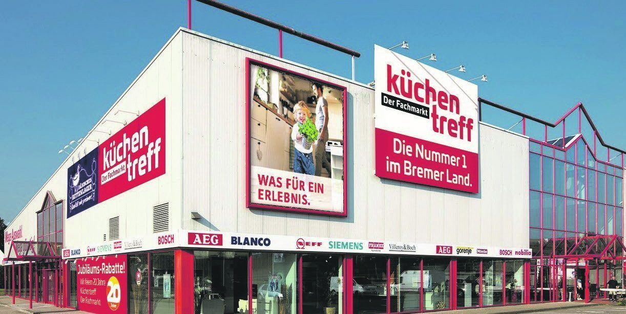 Küchentreff Filiale Delmenhorst mit großen Werbetafeln und Markenlogos