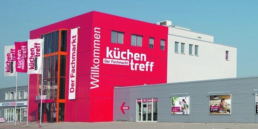 Roter Küchentreff Fachmarkt mit Eingang und Willkommen-Schriftzug