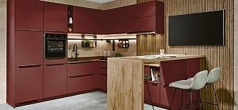 Bordeauxrote Küche mit Holztheke, TV und weißen Barstühlen