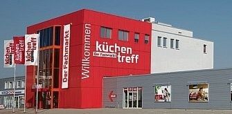 Küchentreff Stuhr-Brinkum, rotes Fachmarktgebäude mit Eingang