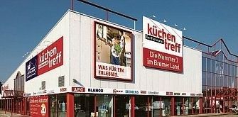 Küchentreff Fachmarkt Delmenhorst, Gebäudeansicht mit Werbebannern