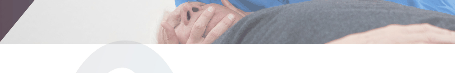 Hände des Chiropraktikers am Kopf einer liegenden Patientin