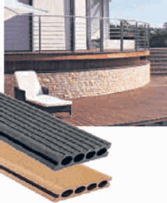 WPC-Terrassendielen in Grau und Braun vor einer Terrasse mit Natursteinmauer