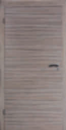 Innentür in Grau mit horizontaler Querstruktur und schwarzem Griff