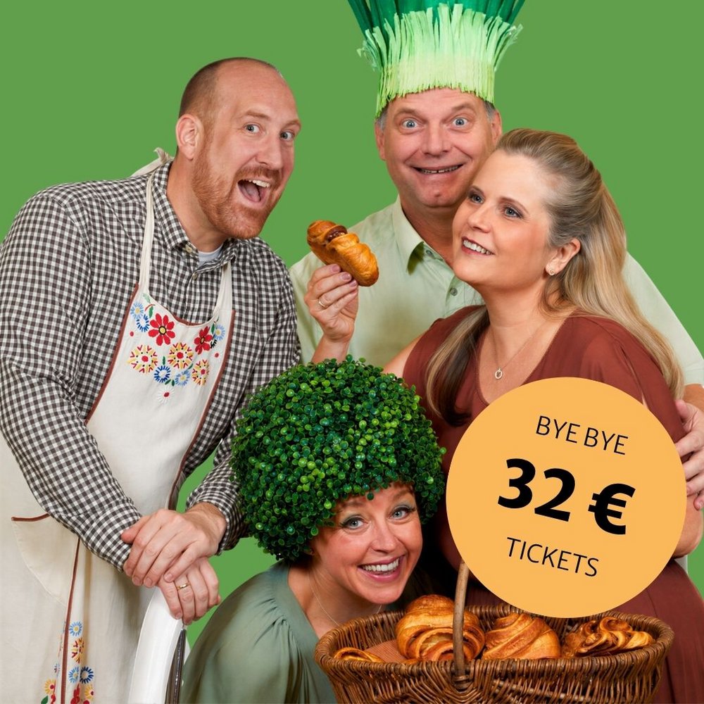 Vier Schauspieler in Kost&uuml;men &ndash; Kochsch&uuml;rze, Lauch- und Broccolihut &ndash; lachen vor gr&uuml;nem Hintergrund, Hinweis Bye Bye 32 Euro Tickets